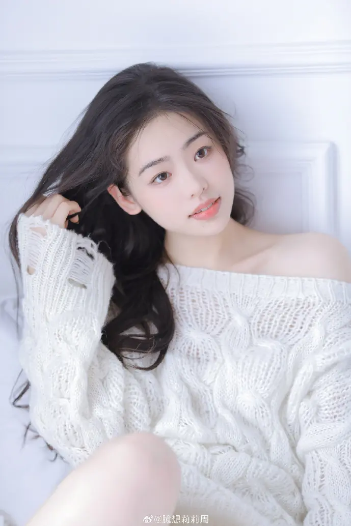 手机屏幕显示棋牌游戏界面